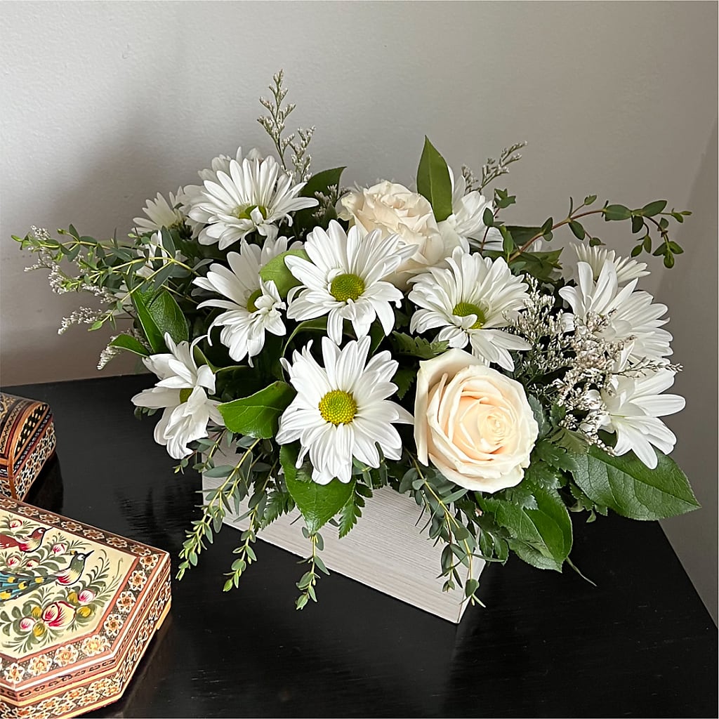 Fresh Linen Box Bouquet – YOUNG'S GREENHOUSE & FLOWER SHOP, Fort Wayne IN