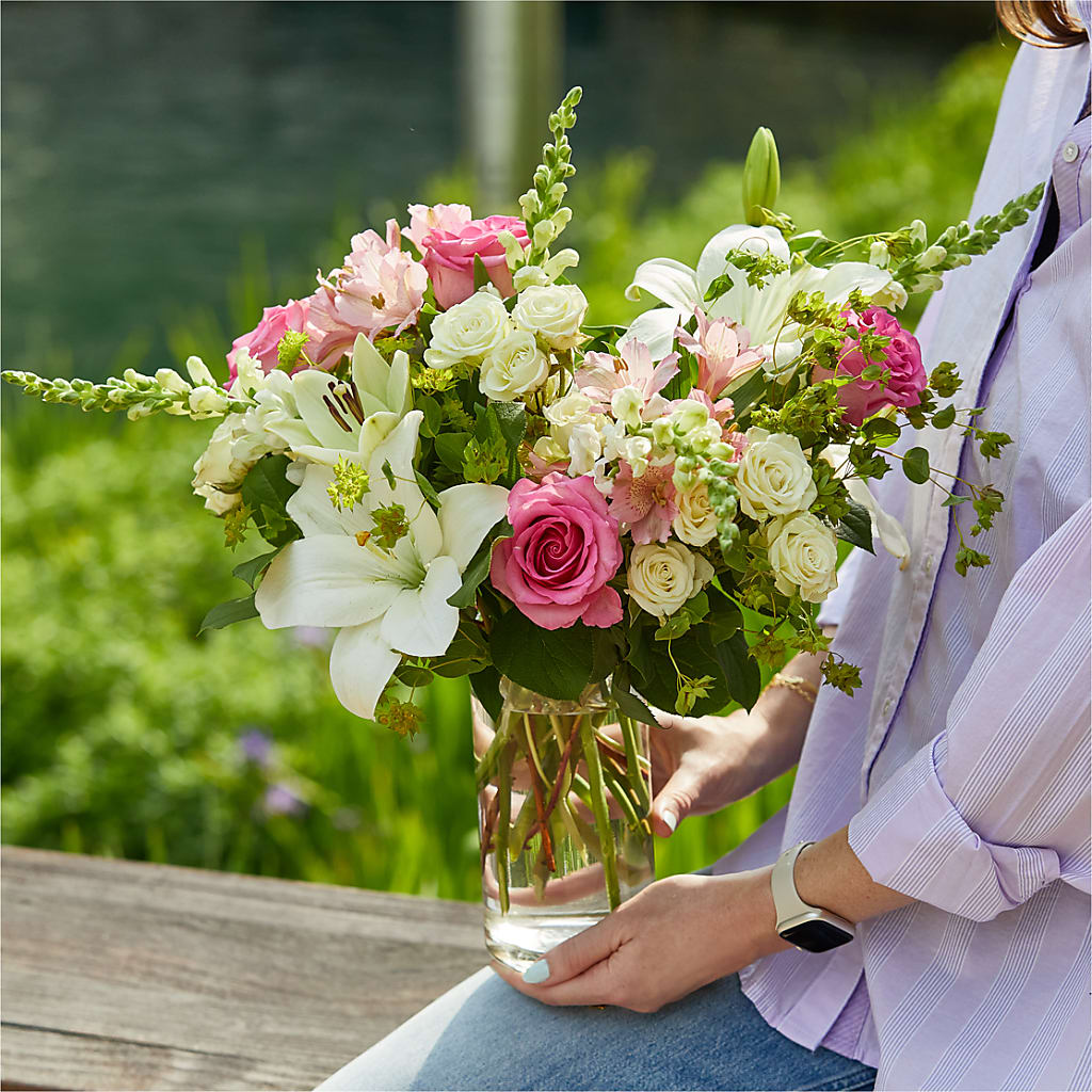 Fondly Bouquet – YOUNG'S GREENHOUSE & FLOWER SHOP, Fort Wayne IN